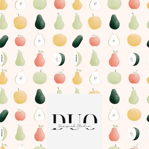 Op de afbeelding: Een herhalend patroon van verschillende vruchten, waaronder peren, appels en avocado's, in tinten groen, geel en roze, tegen een lichtbeige achtergrond. Het ontwerp omvat hele en gesneden vruchten. De afbeelding bevat ook de tekst "DUO Designed Studio".