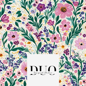 Puede incluir: Un patrón sin costuras que presenta una variedad de flores rosas, moradas y blancas con hojas verdes sobre un fondo blanco. El patrón se repite en toda la imagen. El texto "DUO Designed Studio" está en la esquina inferior derecha de la imagen.