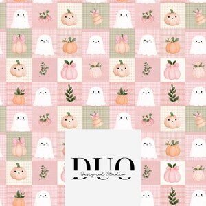 Può includere: Un motivo ripetitivo di fantasmi bianchi, zucche arancione chiaro e rametti verdi su uno sfondo a quadri rosa e bianco. Un rettangolo bianco al centro mostra il testo nero DUO Designed Studio.
