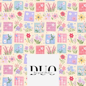 Puede incluir: Patrón floral con diseño de patchwork. Los cuadrados en tonos pastel contienen varias flores y lavanda. El fondo es de color beige claro. El texto "DUO Designed Studio" está en la parte inferior de la imagen.