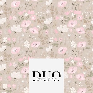 Puede incluir: Patrón floral con flores rosas y blancas, hojas verdes y marrones sobre un fondo beige. El diseño incluye el texto "DUO Designed Studio" en negro.