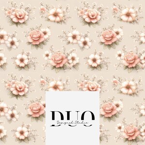 Puede incluir: Patrón floral repetido con flores melocotón, crema y blancas sobre fondo beige. El diseño presenta rosas y otros elementos florales. La imagen incluye el texto "DUO Designed Studio".