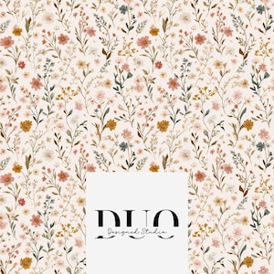 Puede incluir: Patrón floral con una variedad de flores silvestres en tonos rosa, amarillo y blanco sobre un fondo crema. El diseño incluye tallos y hojas delicadas. El texto "DUO Designed Studio" está en la parte inferior.