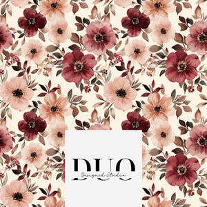 Op de afbeelding: Een naadloos patroon met een herhalend ontwerp van roze en bordeauxrode aquarelbloemen op een crèmekleurige achtergrond. De bloemen worden omringd door bruine bladeren en stengels. De tekst "DUO Designed Studio" staat in het midden van de afbeelding.