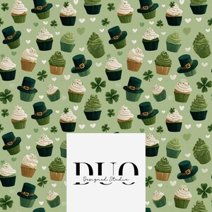 Puede incluir: Patrón repetido de cupcakes, sombreros de duende, tréboles y corazones sobre un fondo verde claro. Los cupcakes tienen glaseado blanco y verde. Los sombreros son de color verde oscuro con hebillas doradas. El texto "DUO Designed Studio" está en un rectángulo blanco.
