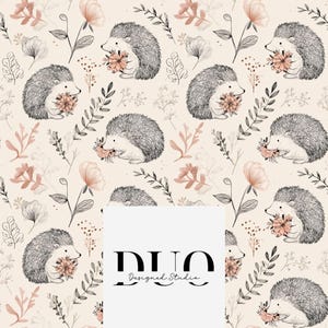 Puede incluir: Patrón repetitivo con erizos sosteniendo flores rosas, rodeados de elementos florales y botánicos en tonos beige, rosa y gris. El diseño incluye el texto "DUO Designed Studio".