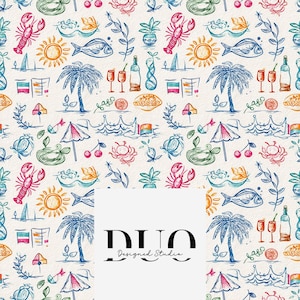 Può includere: Un motivo ripetuto con illustrazioni disegnate a mano di elementi estivi e da spiaggia. Il design include aragoste, pesci, soli, palme, barche a vela, cocktail, bottiglie di vino e ombrelloni in vari colori su sfondo crema. È presente anche il testo "DUO Designed Studio".