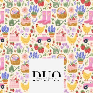 Peut inclure: Un motif fantaisiste avec des fraises, des poulets, de la lavande, des bottes roses, des arrosoirs et des paniers. Un tracteur rose et un panier de pique-nique sont également inclus. Le texte "DUO Designed Studio" est en bas.