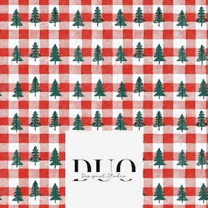 Op de afbeelding: Een herhalend patroon van groene kerstbomen op een rood-witte geruite achtergrond. De bomen zijn gelijkmatig verdeeld en het patroon is consistent. De afbeelding bevat de tekst "DUO Designed Studio".