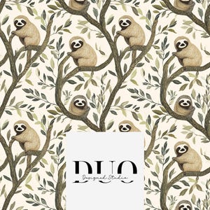 Op de afbeelding: Een naadloos patroon met luiaards die aan takken hangen met groene bladeren op een crème achtergrond. Het patroon bevat de tekst "DUO Designed Studio".