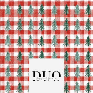 Peut inclure: Motif répété d'arbres de Noël verts sur un fond à carreaux rouges et blancs. Les arbres sont espacés uniformément et ont un effet aquarelle. Le texte "DUO Designed Studio" est dans un rectangle blanc.