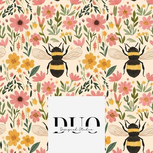 Könnte beinhalten: Ein nahtloses Muster mit einem sich wiederholenden Design aus rosa und gelben Blumen, grünen Blättern und Hummeln auf cremefarbenem Hintergrund. Der Text "DUO Designed Studio" befindet sich in der Mitte des Bildes.