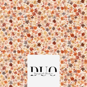 Op de afbeelding: Een herhalend patroon van kleine bloemen in aquarel-stijl in tinten van gebrand oranje, perzik, crème en gedempt bruin. Een witte rechthoekige overlay in het midden bevat de zwarte tekst DUO Designed Studio in een schreef- en scriptlettertype.