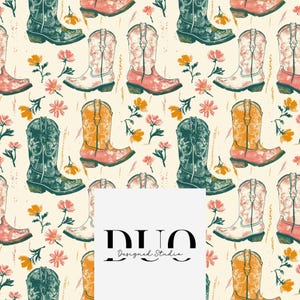 Puede incluir: Un patrón repetitivo de botas de vaquero en varios colores, incluyendo rosa, naranja y verde, intercaladas con elementos florales sobre un fondo crema. Las botas tienen diseños intrincados y están colocadas sobre un fondo de flores y follaje. La imagen incluye el texto "DUO Designed Studio".