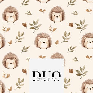 Könnte beinhalten: Ein nahtloses Muster mit braunen Igeln und grünen Blättern auf einem hellbeigen Hintergrund. Das Muster wiederholt sich über das gesamte Bild. Der Text "DUO Designed Studio" befindet sich in der unteren Mitte des Bildes.