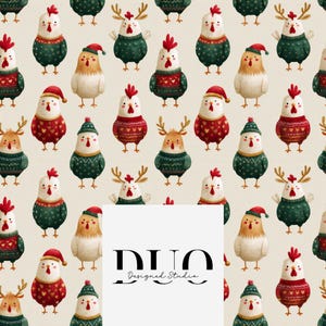 Può includere: Un motivo ripetuto su sfondo color crema con polli in stile cartoon che indossano maglioni rossi o verdi, alcuni con corna di renna o cappelli di Babbo Natale. Un riquadro bianco al centro mostra il testo nero DUO Designed Studio.