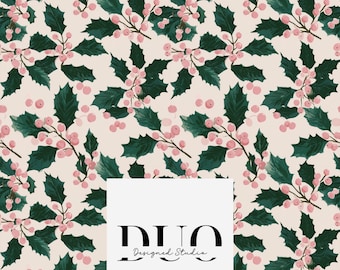 Könnte beinhalten: Ein sich wiederholendes Muster aus grünen Stechpalmenblättern und rosa Beeren auf cremefarbenem Hintergrund. Das Design enthält den Text "DUO Designed Studio" in einem weißen Rechteck.