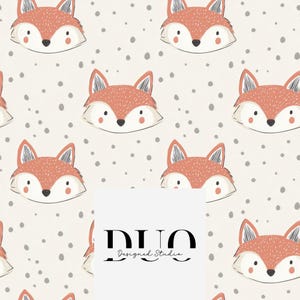 Könnte beinhalten: Ein nahtloses Muster mit einem sich wiederholenden Design aus orangefarbenen Fuchsgesichtern mit weißen Akzenten auf einem hellbeigen Hintergrund mit kleinen grauen Punkten.