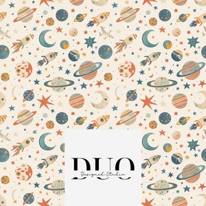 Puede incluir: Patrón repetitivo con planetas, cohetes, estrellas y lunas en tonos azules, naranjas y crema. El diseño incluye planetas similares a Saturno con anillos, lunas crecientes y cohetes. También está presente el texto "DUO Designed Studio".