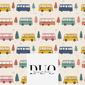 Può includere: Un motivo ripetuto di colorati autobus scolastici, alberi e fogliame su sfondo crema. Gli autobus sono in vari colori, tra cui giallo, blu, rosa e arancione. Il design include il testo "DUO Designed Studio".