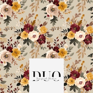 Puede incluir: Patrón floral con ramos de flores crema, burdeos y amarillas, follaje verde y marrón sobre un fondo beige. El diseño incluye el texto "DUO Designed Studio" en un rectángulo blanco.