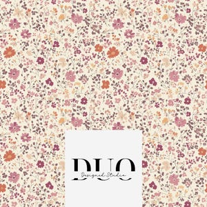 Puede incluir: Un patrón floral con pequeñas flores en tonos rosa, naranja y burdeos sobre un fondo crema. El diseño incluye una variedad de formas y tamaños de flores, con delicados tallos y hojas verdes. El texto "DUO Designed Studio" está en la parte inferior.