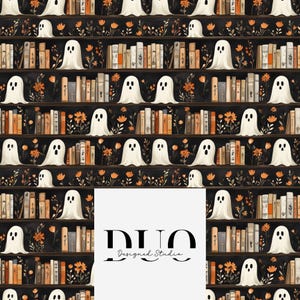 Könnte beinhalten: Ein sich wiederholendes Muster mit weißen Geisterfiguren auf schwarzem Hintergrund. Die Geister sind mit Bücherregalen mit Büchern in verschiedenen Farben und orangefarbenen Blumen durchsetzt. Das Design enthält den Text "DUO Designed Studio".