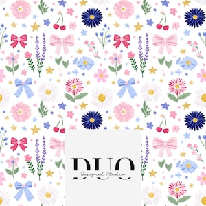 Könnte beinhalten: Ein sich wiederholendes Muster aus rosa, blauen und weißen Blumen, Schleifen, Kirschen und Sternen auf weißem Hintergrund. Der Text "DUO Designed Studio" befindet sich unten.