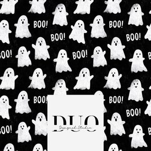 Op de afbeelding: Een zwarte achtergrond met een herhalend patroon van witte cartoongeesten en het woord "BOO!" in het wit. De geesten hebben lachende gezichten en uitgestrekte armen. De afbeelding bevat ook de tekst "DUO Designed Studio".