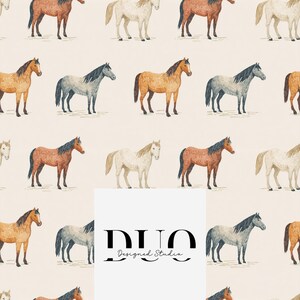 Könnte beinhalten: Ein sich wiederholendes Muster von Pferden in verschiedenen Farben, darunter Braun, Beige und Grau, vor einem cremefarbenen Hintergrund. Die Pferde sind stilisiert dargestellt. Das Bild enthält den Text "DUO Designed Studio".