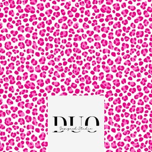 Può includere: Uno schema senza cuciture con una stampa leopardata rosa su sfondo bianco. Lo schema si ripete su tutta l'immagine. Il testo "DUO Designed Studio" è in una casella bianca al centro dell'immagine.