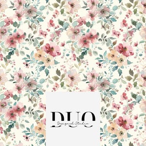 Op de afbeelding: Een naadloos patroon met een aquarel bloemenontwerp met roze, perzikkleurige en blauwe bloemen op een crème achtergrond. Het patroon is perfect voor stoffen, behang of andere creatieve projecten.