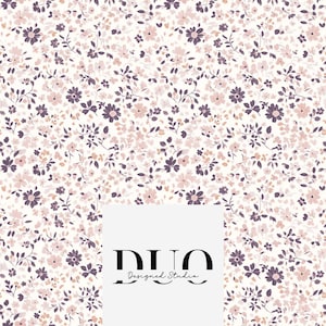 Könnte beinhalten: Ein weißer Hintergrund mit einem sich wiederholenden Muster aus kleinen rosa und lila Blüten. Der Text "DUO Designed Studio" befindet sich in der Mitte des Bildes.