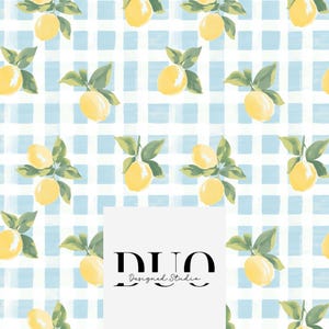 Op de afbeelding: Een herhalend patroon van gele citroenen met groene bladeren op een lichtblauwe en witte geruite achtergrond. De citroenen zijn gegroepeerd in groepen van twee of drie. De tekst "DUO Designed Studio" staat in het midden onderaan.