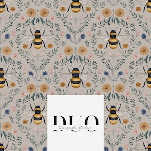 Op de afbeelding: Een herhalend patroon met hommels, bloemen en bladeren in geel, roze, blauw en groen op een neutrale achtergrond. Het ontwerp bevat de tekst "DUO Designed Studio" in een witte rechthoek.