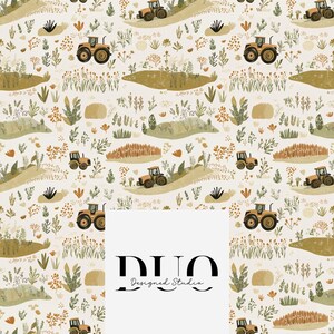 Könnte beinhalten: Ein nahtloses Muster mit einem sich wiederholenden Design von gelben Traktoren, die durch ein Feld aus grünem und braunem Laub fahren. Der Hintergrund ist hellcremefarben. Der Text "DUO Designed Studio" befindet sich in der Mitte des Bildes.