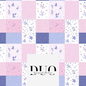 Puede incluir: Un diseño de patchwork con cuadrados en tonos rosa, blanco y azul. Cada cuadrado está decorado con motivos florales y de hojas. El diseño incluye el texto "DUO Designed Studio" en una fuente moderna.