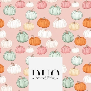 Peut inclure: Motif répété de citrouilles aquarelles dans des tons de blanc, orange, rose, vert et jaune sur fond rose clair. Les citrouilles varient en taille et sont disposées de manière éparse. L'image comprend le texte "DUO Designed Studio".