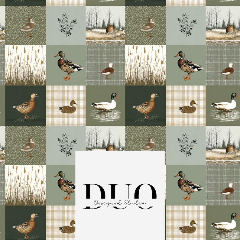 Peut inclure: Un motif patchwork avec des canards, des roseaux et des sc&egrave;nes de for&ecirc;t dans des tons de vert, de marron et de beige. Le motif comprend un logo qui se lit "DUO Designed Studio."