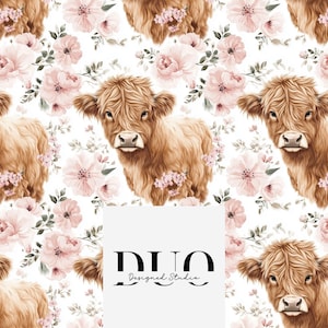 Puede incluir: Un patrón sin costuras que presenta una adorable vaca Highland con pelaje marrón y flores rosas sobre un fondo blanco. El patrón es perfecto para telas, papel tapiz o papel de regalo.