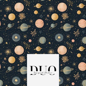 Może przedstawiać: Ciemnoniebieski wzór o tematyce niebieskiej z planetami, gwiazdami i kwiatowymi akcentami w odcieniach brzoskwini, złota i turkusu. Projekt zawiera planety z pierścieniami i rozbłyskami gwiazd. Tekst "DUO Designed Studio" znajduje się na dole.