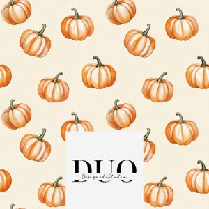 Peut inclure: Motif répété de citrouilles à l'aquarelle dans des tons orange et crème. Chaque citrouille a une tige verte. Le fond est de couleur crème clair. L'image comprend le texte "DUO Designed Studio" en noir.