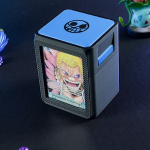 OPTCG - Deckbox (Schwarz) - Blau Doffy Edition (Deckel & Clips)