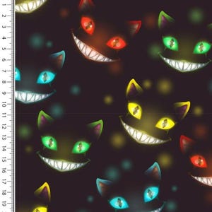 Könnte beinhalten: Ein schwarzer Hintergrund mit einem sich wiederholenden Muster aus grinsenden Katzenköpfen. Die Katzenköpfe sind in verschiedenen Farben, darunter Rot, Grün, Gelb und Blau. Die Katzenköpfe haben ein schelmisches Grinsen und leuchtende Augen.