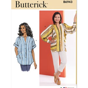 Può includere: Un pacchetto di modelli di cucito Butterick con due modelli di camicetta. Un modello è una camicetta a righe a maniche corte. L'altro è una camicetta a maniche lunghe con un motivo a righe in giallo, bianco e marrone. Il pacchetto ha il testo "B6943".
