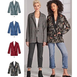 Könnte beinhalten: Simplicity Schnittmuster 8697 zeigt Blazer-Designs. Das Bild zeigt Frauen in Blazern: ein graues Karomuster, ein schwarzes Blumenmuster und Illustrationen von blauen und roten Blazern. Das Simplicity-Logo ist oben sichtbar. Gedruckt in den USA.