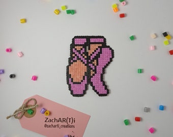 Pointes ballet shoes mini pixel art keychain