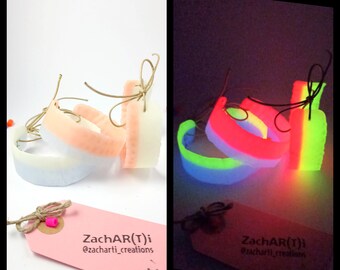 Bracelet with pale colors, which glows in the dark