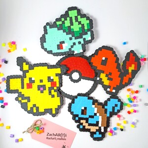 Może przedstawiać: Zestaw pięciu postaci Pokemonów w pikselowym stylu wykonanych z koralików Perler. Postacie to Bulbasaur, Pikachu, Squirtle, Charmander i Pokeball. Postacie są w różnych kolorach i ułożone w kółko.