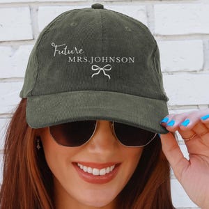Chapeau Future Mrs en velours côtelé brodé personnalisé : cadeau d'enterrement de vie de jeune fille